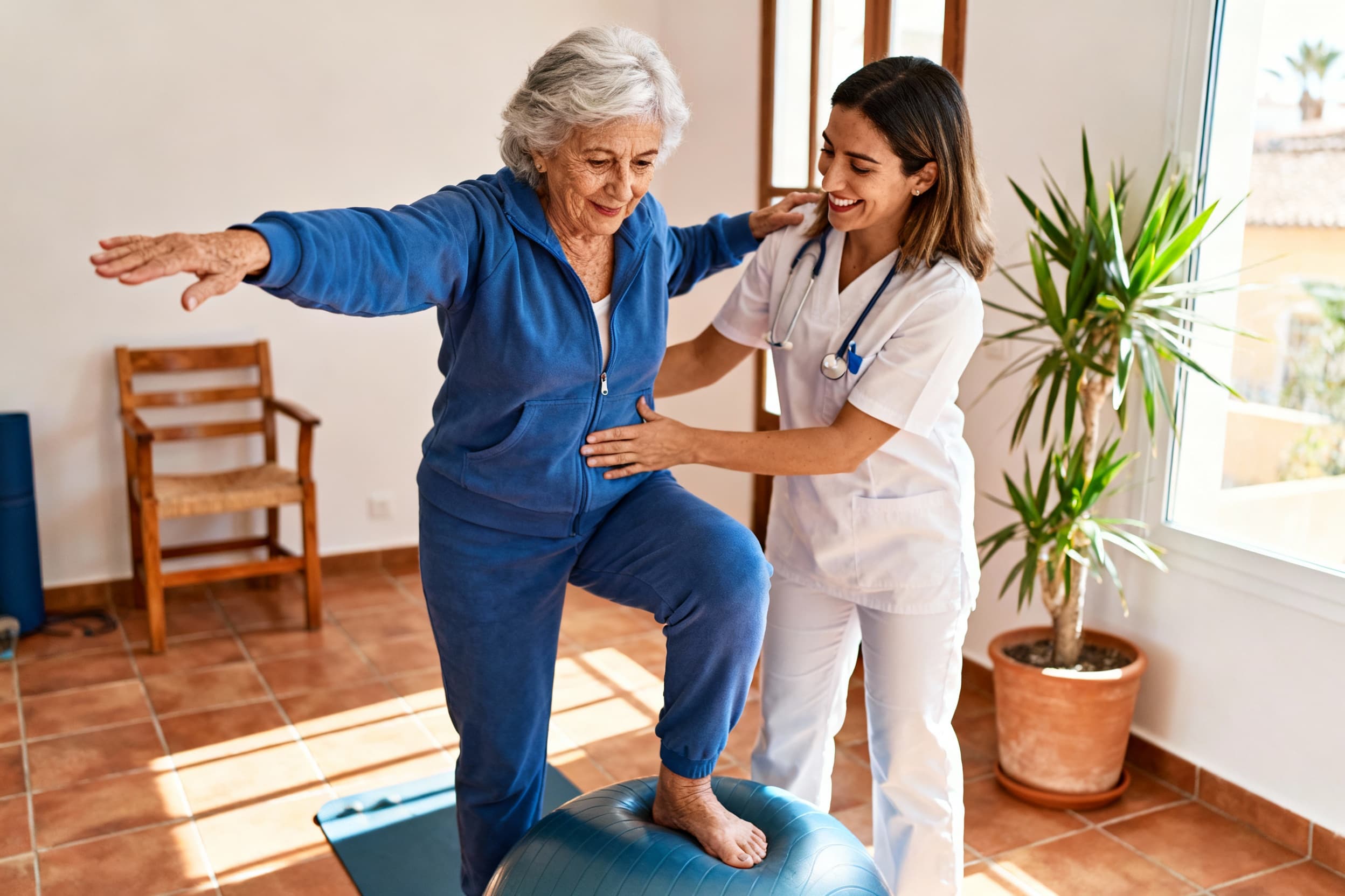 Persona mayor recuperando movilidad con ejercicio adaptado en casa